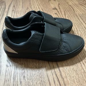 UGG Womens Neri Low Top Leather Sneakers 1103692 Black Silver Size 7.5